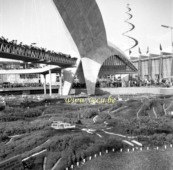 photo ancienne  de l'expo 58  La flèche du génie civil et la Belgique en miniature (Bastogne au 1er plan)