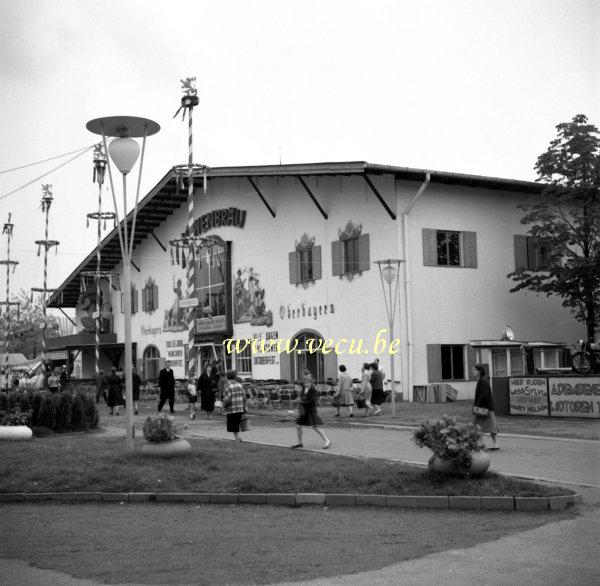 photo ancienne  de l'expo 58  La taverne Lowenbrau. Restaurant très popopulaire du parc d'attractions.