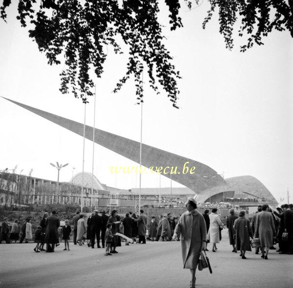 photo ancienne  de l'expo 58  Devant la flèche du génie civil