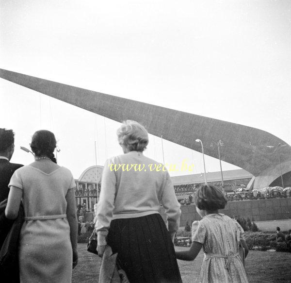 photo ancienne  de l'expo 58  Devant la flèche du génie civil