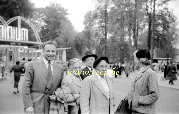 photo ancienne  de l'expo 58  Devant le pavillon de l'Aluminium