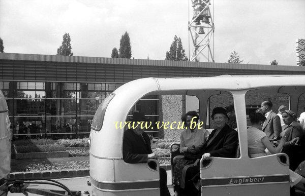 photo ancienne  de l'expo 58  En petit train devant le pavillon Hollandais
