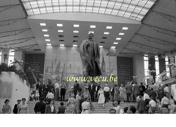 photo ancienne  de l'expo 58  Statue de Lenine dans le grand hall du pavillon de l'urss