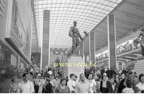 photo ancienne  de l'expo 58  Statue dans le grand hall du pavillon de l'urss