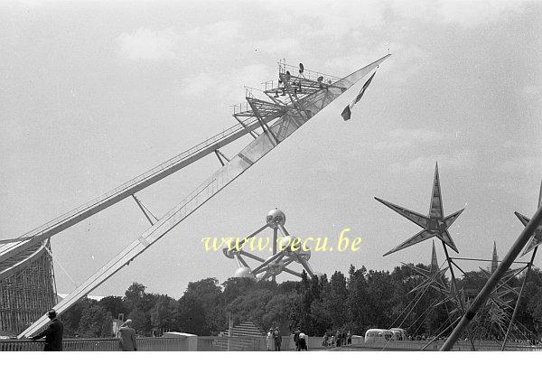 photo ancienne  de l'expo 58  De la passerelle vue sur Le mobile d'Alexander Calder