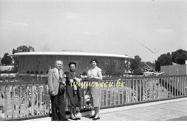 photo ancienne  de l'expo 58  Le pavillon américain et la place des nations vu de la passerelle