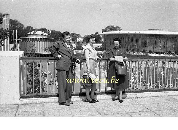 photo ancienne  de l'expo 58  Le pavillon américain et le pavillon d'Arabie Saoudite vu de la passerelle