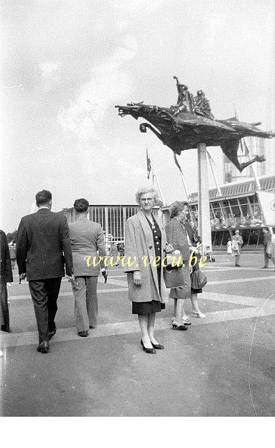 photo ancienne  de l'expo 58  Pose devant le cheval Bayard et les pavillons Bell telephone et Mble