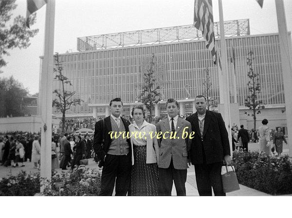 photo ancienne  de l'expo 58  Pose photo devant le pavillon d'urss