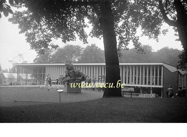 photo ancienne  de l'expo 58  Devant le pavillon du Portugal