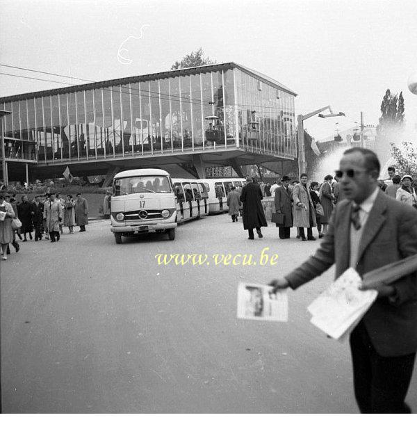 photo ancienne  de l'expo 58  Le petit train de l'expo