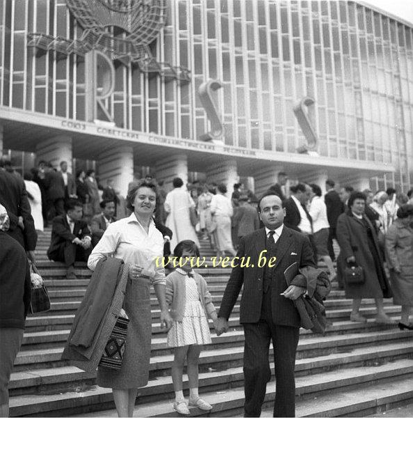 photo ancienne  de l'expo 58  A la sortie du pavillon de l'Urss