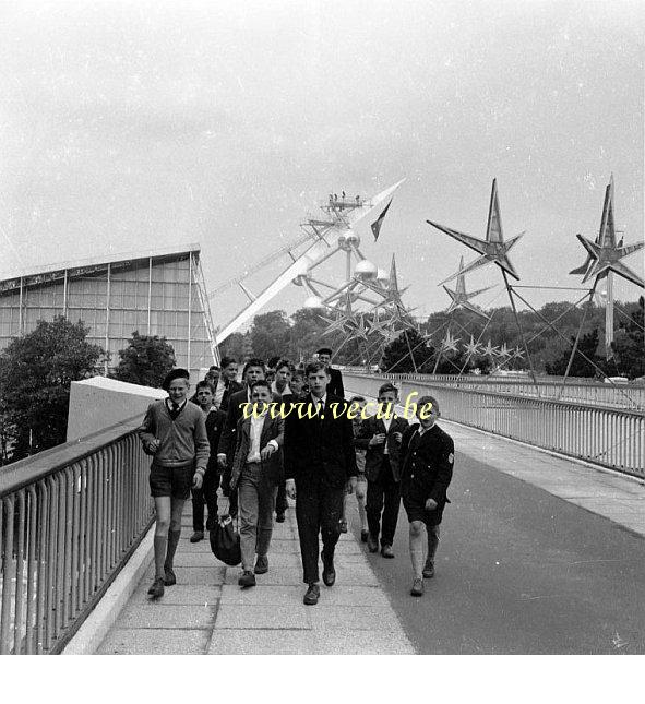 photo ancienne  de l'expo 58  Visite scolaire à l'expo 58