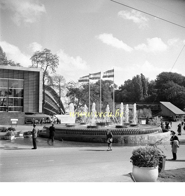 photo ancienne  de l'expo 58  le pavillon Hollandais et le train des chemins de fer neerlandais