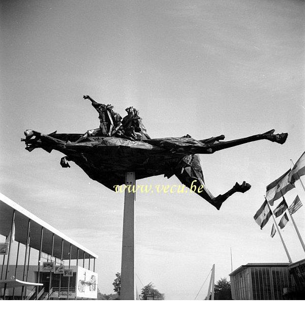 photo ancienne  de l'expo 58  Le cheval Bayard à l'expo 58