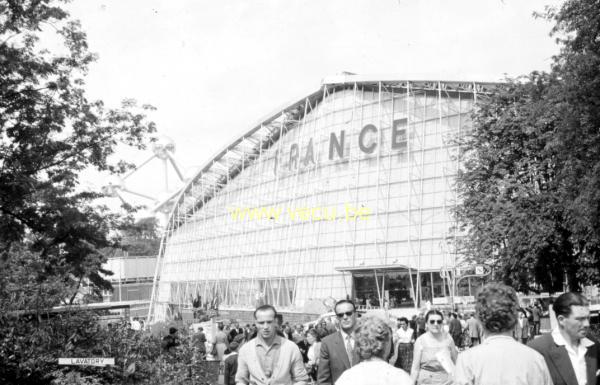 photo ancienne  de l'expo 58  Devant le pavillon Français