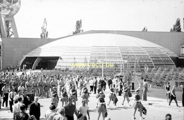 photo ancienne  de l'expo 58  Majorettes devant le restaurant au pied de l'atomium