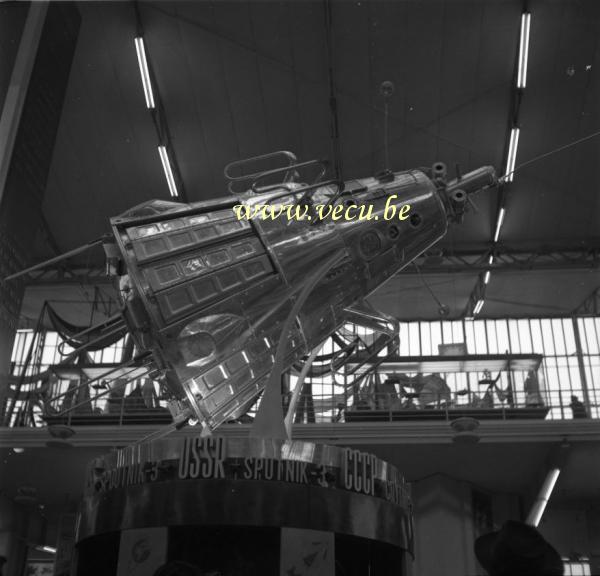 photo ancienne  de l'expo 58  Spoutnik 3 au pavillon de l'u.r.s.s
