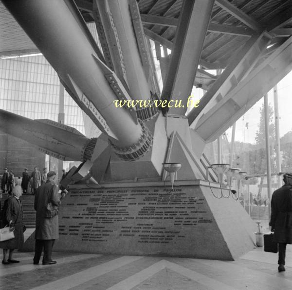 photo ancienne  de l'expo 58  Devant le plan des pricincipales divisions du pavillon Français
