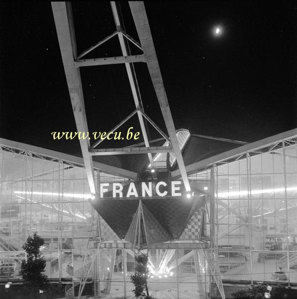 photo ancienne  de l'expo 58  Vue nocturne du pavillon de la France
