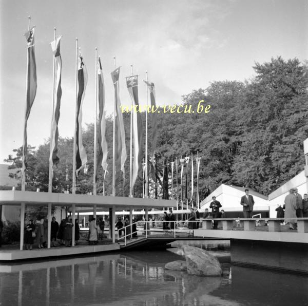 photo ancienne  de l'expo 58  Devant le pavillon Suisse