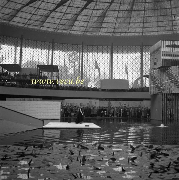 photo ancienne  de l'expo 58  Défilé de mode dans le pavillon américain