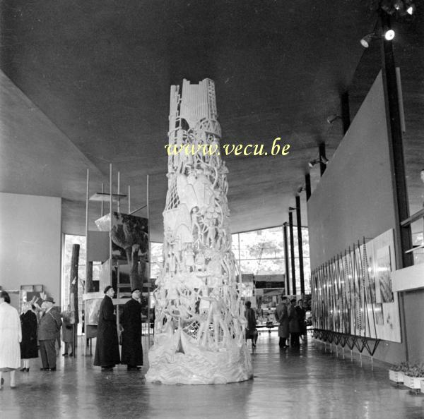 photo ancienne  de l'expo 58  Pavillon du Portugal. La tour des métiers.