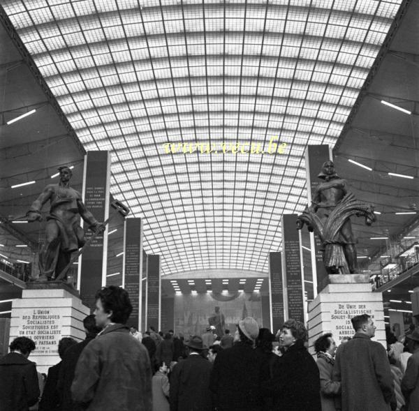 photo ancienne  de l'expo 58  Pavillon de l'U.R.S.S. Vue intérieure