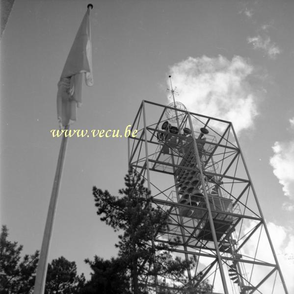 photo ancienne  de l'expo 58  Le carillon du pavillon du Vatican