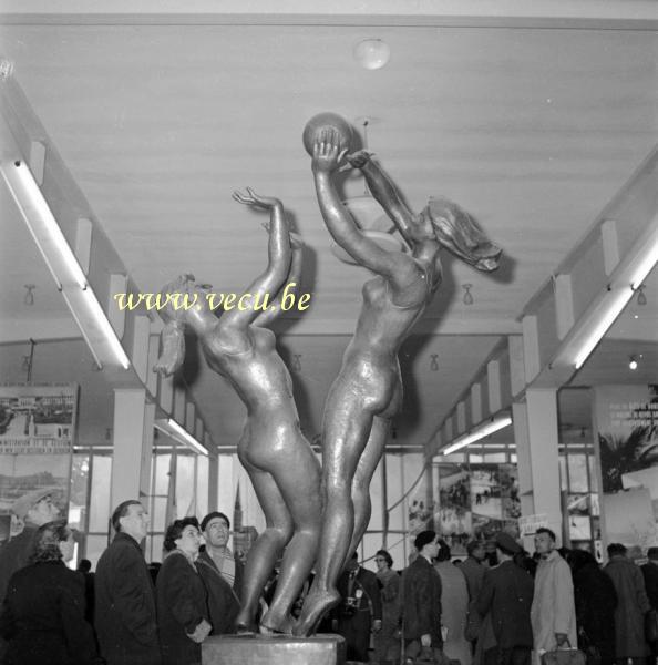 photo ancienne  de l'expo 58  Statues à l'intérieur du pavillon de l'U.R.S.S.