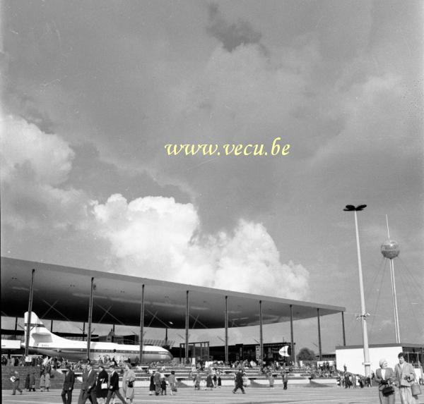 photo ancienne  de l'expo 58  Pavillon des transports avec un avion caravelle