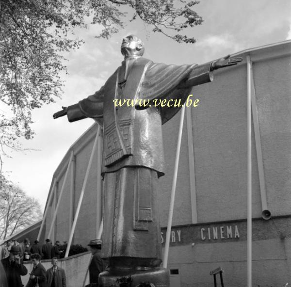 photo ancienne  de l'expo 58  Sculpture devant le cinéma de l'expo 58