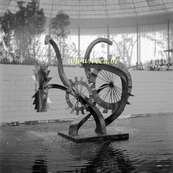 photo ancienne  de l'expo 58  Sculpture à l'intérieur du pavillon Américain