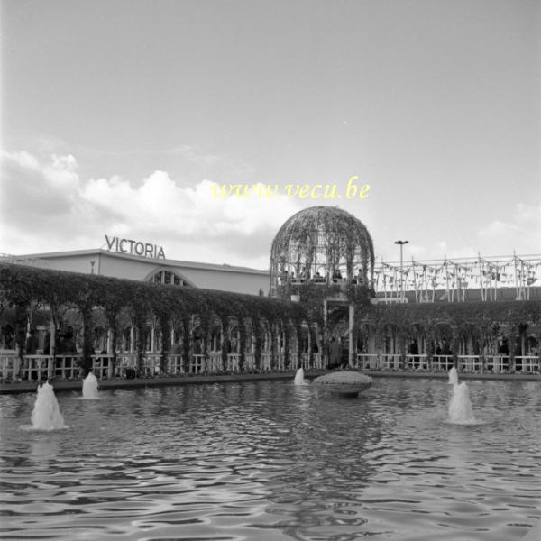 photo ancienne  de l'expo 58  Le pavillon du chocolat Victoria