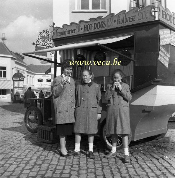 photo ancienne  de l'expo 58  Un Hot-Dog a l'expo 58