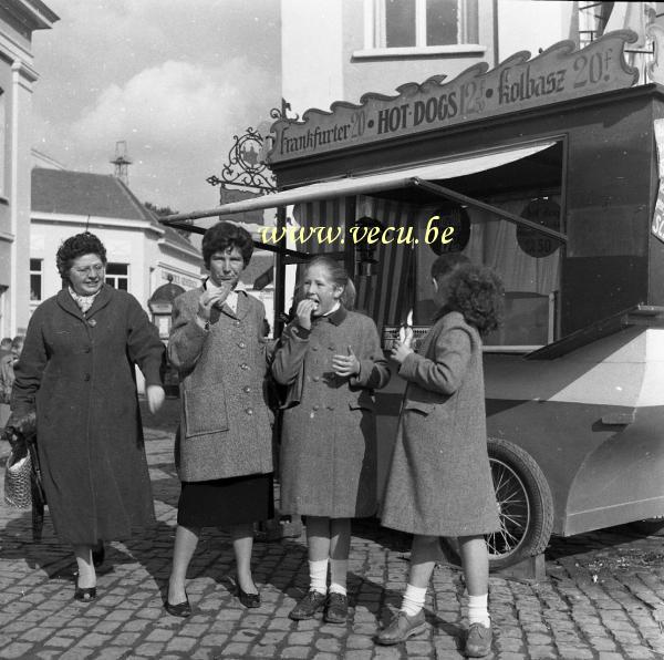 photo ancienne  de l'expo 58  Un Hot-Dog a l'expo 58