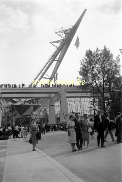 photo ancienne  de l'expo 58  A la sortie du pavillon de la France