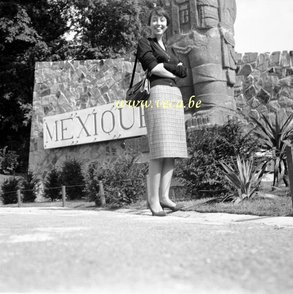 photo ancienne  de l'expo 58  Devant le pavillon du Mexique