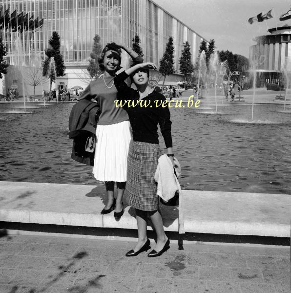 photo ancienne  de l'expo 58  Marie-Josée et son amie en visite à l'expo