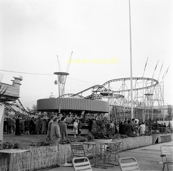 photo ancienne  de l'expo 58  Visite au sky scraper