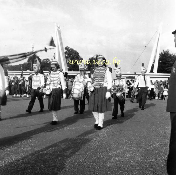 photo ancienne  de l'expo 58  Défilé folklorique