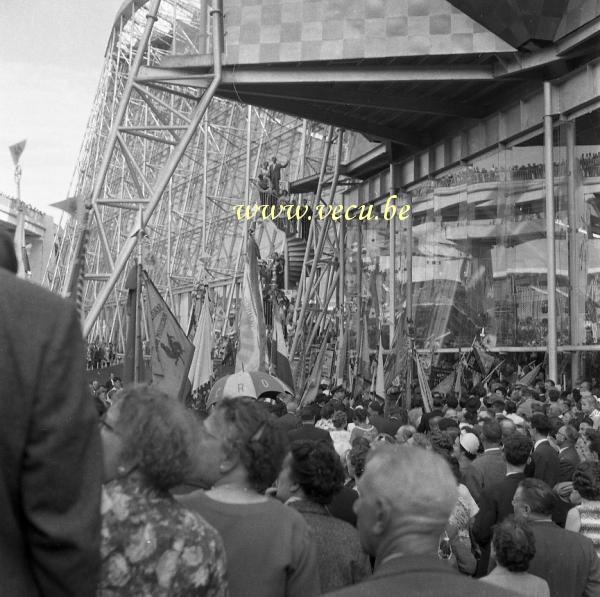 photo ancienne  de l'expo 58  La foule se presse à l'expo58