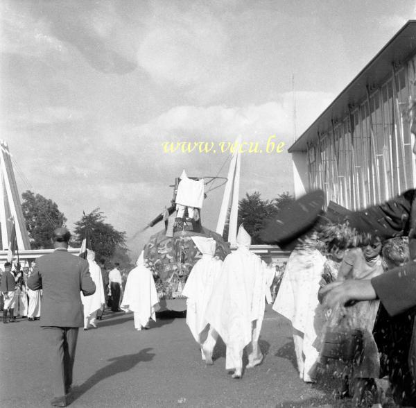 photo ancienne  de l'expo 58  Procession et projection de riz