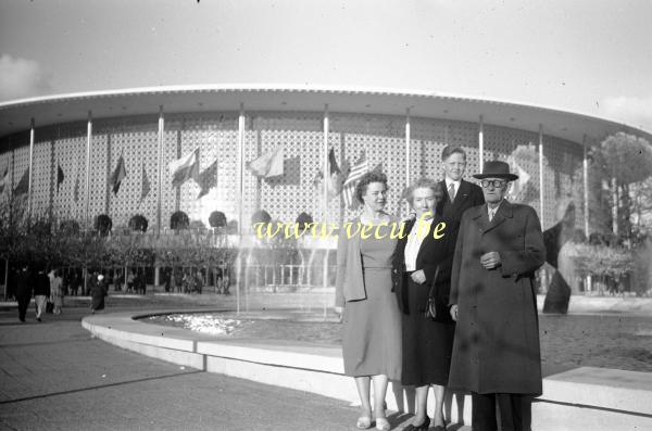 photo ancienne  de l'expo 58  Devant le pavillon des états unis
