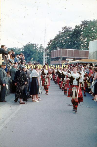 photo ancienne  de l'expo 58  Défilé d'un clan d'écossaise