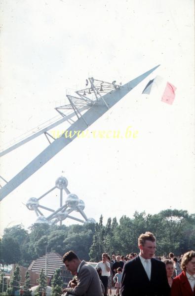 photo ancienne  de l'expo 58  La foule devant le pavillon Français