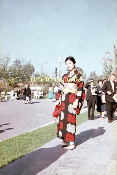 photo ancienne  de l'expo 58  Costume Japonais traditionnel
