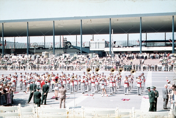 photo ancienne  de l'expo 58  Fanfare devant le pavillon des transports