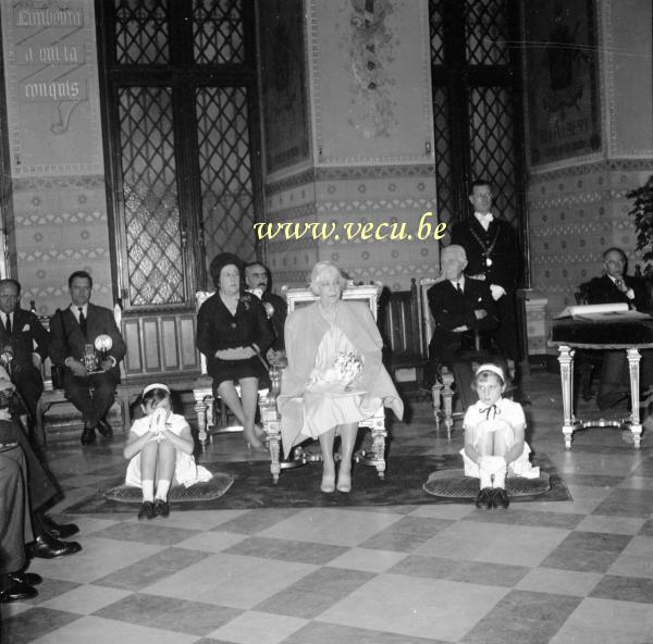 photo ancienne  d'arbalétriers  Visite de Sa majesté la reine Elisabeth de Belgique