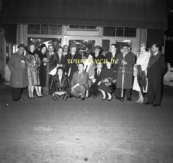 photo ancienne  d'arbalétriers  Pose des arbalétriers devant le restaurant